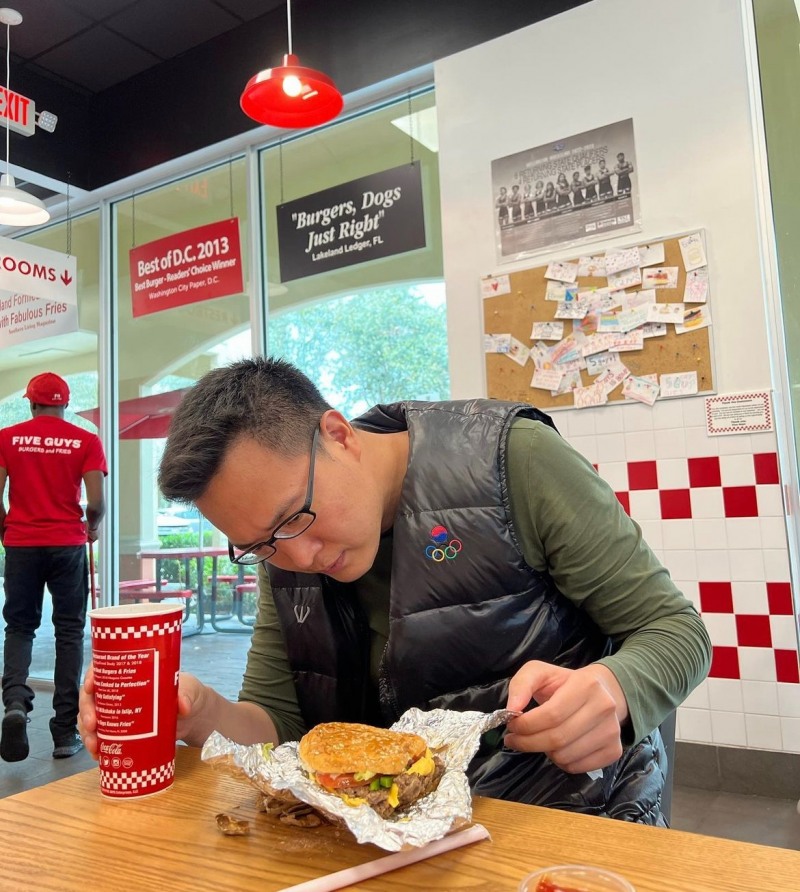 김동선 본부장이 미국 3대 햄버거 브랜드 중 하나인 파이브가이즈를 국내에 들여왔다. /사진=김동선 인스타그램