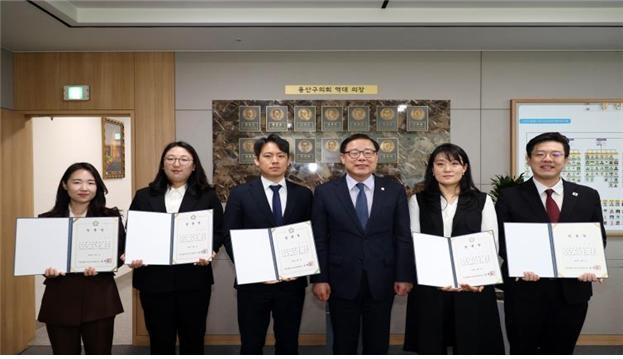 용산구의회 오천진 의장(왼쪽에서 네번째)가 신규 임용된 정책지원관들과 기념촬영을 하는 모습./사진제공=용산구의회