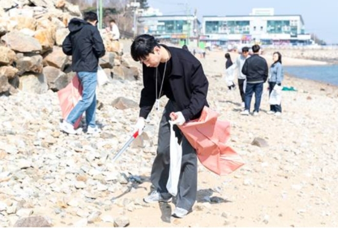 HMM(대표이사 김경배)이 해양환경보전을 위해 반려해변인 영종도 거잠포해변에서 정화활동을 실시했다. /사진=HMM.