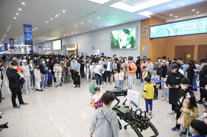 2023서울모빌리티쇼에서 고스트로보의 로봇개 비전60을 보고 있는 어린이 관람객. 제공=서울모빌리쇼조직위.