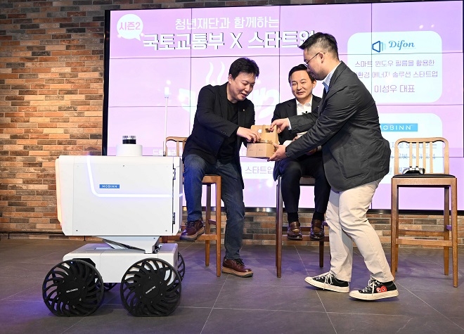 (왼쪽부터) 디폰 이성우 대표, 원희룡 국토부 장관, 모빈 최진 대표가 모빈의 자율주행 로봇으로부터 커피를 전달받고 있다. 사진=현대차그룹.