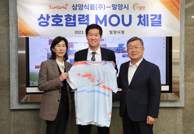 4일 밀양시청에서 진행된 체결식에서 김정수 삼양식품 부회장(왼쪽부터), 손승모 밀양시청 배드민턴팀 감독, 박일호 밀양시장이 기념 촬영을 하고 있다./ 사진제공 = 삼양식품