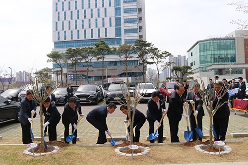 ▲ 농협 충남세종본부는 충청남도와 함께하는 ‘나라사랑 무궁화 식재 행사’를 충남세종본부 야외 주차장에서 가졌다.