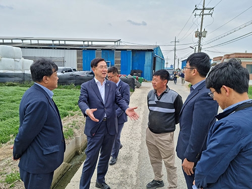 농협 축산경제, 논 하계조사료 사업 현장점검 나서