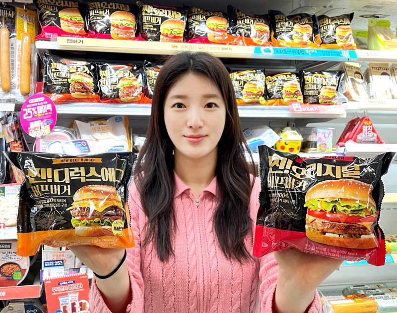 GS25의 '찐 비프버거' 시리즈가 할인혜택 제공으로 최저 780원~800원에 판매되고 있다. /사진=GS25