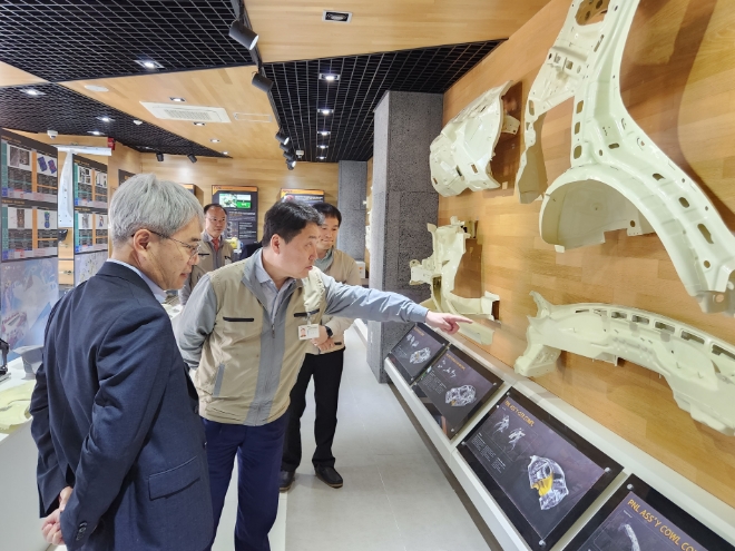 윤희성 수출입은행장(사진 맨 왼쪽)이 3일 경북 경산시에 소재한 자동차 차체·전장부품 제조업체 아진산업을 방문해 서중호 대표의 설명을 듣고 있다. / 사진제공=수은