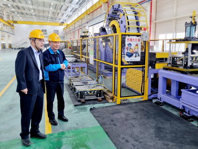 윤희성 한국수출입은행장(사진 왼쪽)이 4일 경북 구미시에 소재한 컬러강판 제조업체 아주스틸을 방문해 이학연 대표의 설명을 듣고 있다. / 사진제공=수은