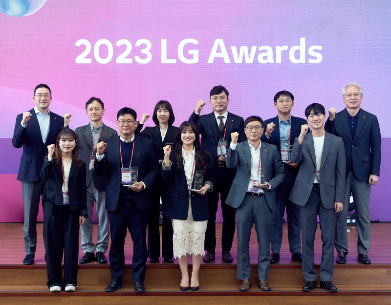 4일 경기도 이천 LG인화원에서 열린 LG 어워즈에서 구광모 (주)LG 대표(뒷줄 왼쪽 첫번째)가 고객 대표(앞줄 좌우 끝), 수상자들과 기념 촬영을 하고 있다. 사진=LG