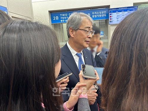 임종룡 우리금융지주 회장이 5일 서울 우리은행 종로4가 금융센터에서 열린 장금이 1호 결연식 이후 기자들의 질의에 답하고 있다. / 사진=김관주 기자