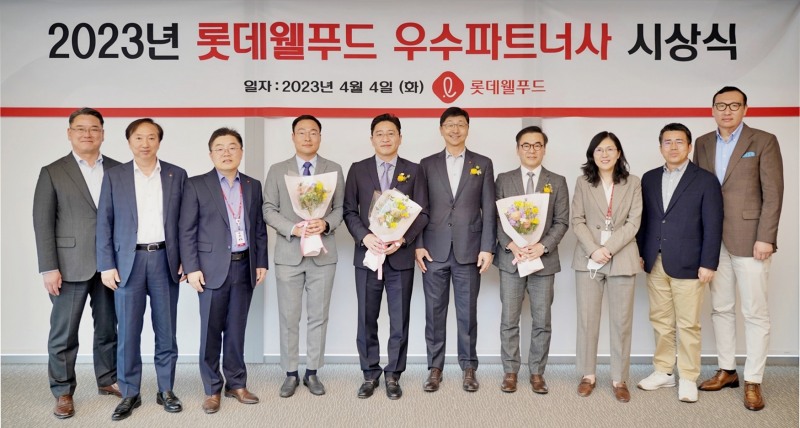 (가운데 오른쪽) 이창엽 롯데웰푸드 대표이사, (가운데 오른쪽 두 번째) 박순범 삼진식품 대표이사, (가운데 왼쪽) 류근홍 국제제과 대표이사, (가운데 왼쪽 두 번째) 노성수 SD푸드 대표이사./ 사진제공 = 롯데웰푸드