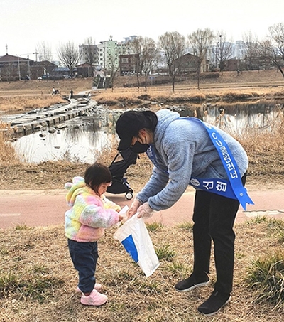 ‘CU클린러너&하이커’ 활동에 참여한 신협중앙회 직원이 쓰레기를 주우며 환경정화에 나섰다. /사진제공=신협중앙회
