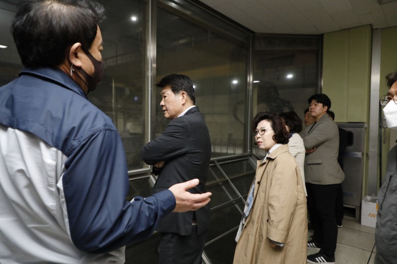 권영숙 마포구의회 행정건설위원장(왼쪽에서 세번째)을 비롯한 의원들이  마포자원회수시설을 시찰하는 모습./사진제공=마포구의회