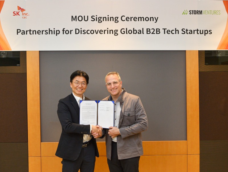 김완종 SK(주) C&C Digital사업총괄(왼쪽)과 라이언 플로이드(Ryan Floyd) 스톰벤처스(Storm Ventures) 공동창업자이자 대표가 경기도 분당구 정자동 SK-u타워에서 열린 'B2B기술(Tech) 사업 관련 글로벌 유망 기술 보유 스타트업 발굴 및 사업 협력 협약식(MOU)'을 체결했다. 사진=SK C&C