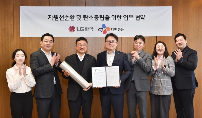 (왼쪽에서 세번째부터)한석희 LG화학 상무와 CJ대한통운 김희준 ESG담당. 사진=LG화학.