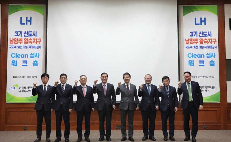 이한준 LH 사장(왼쪽에서 세번째)과 장경호 중앙대 교수 겸 심사위원대표(여섯번째)를 비롯한 참여업체 관계자 등이 워크숍 기념촬영을 하는 모습./사진제공=LH