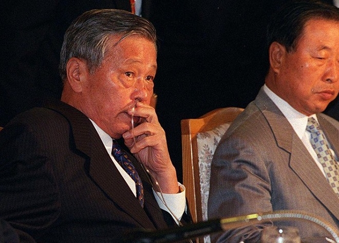 IMF 구제금융 직전인 1997년 9월, 폐암수술을 받은 최종현 선대회장(왼쪽)이 산소 호흡기를 꽂은 채 경제위기 극복방안을 논의하는 전경련 회장단 회의에 참석한 모습. 사진=SK.