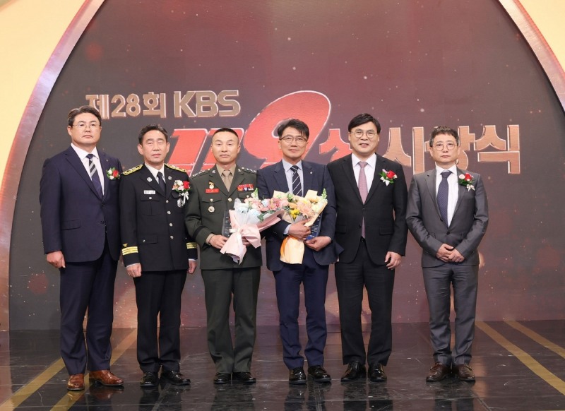 정종표 DB손해보험 대표이사 사장(왼쪽 첫번째)이 특별상을 수상한 해병대 제 1사단 조성민 대령(왼쪽 세번째), 최영광 롯데케미칼 상무(왼쪽 네번째) 및 관계자들과 기념촬영을 하고 있다./사진=DB손해보험