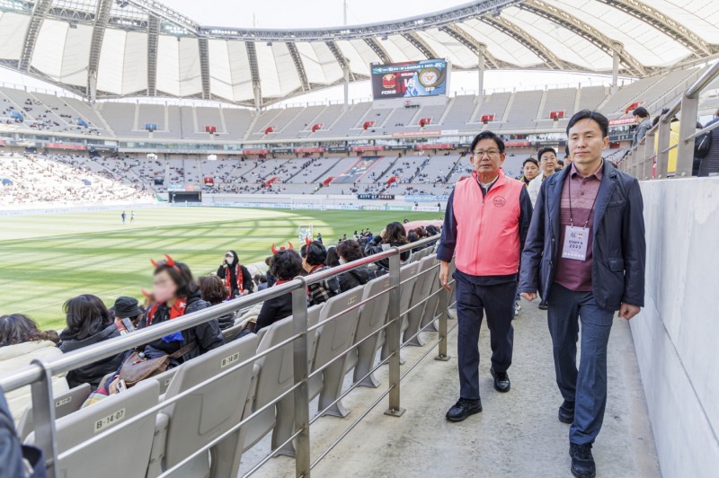 박강수 마포구청장(왼쪽)과 임성순 마포경찰서장이 현장 안전점검을 하는 모습./사진제공=마포구