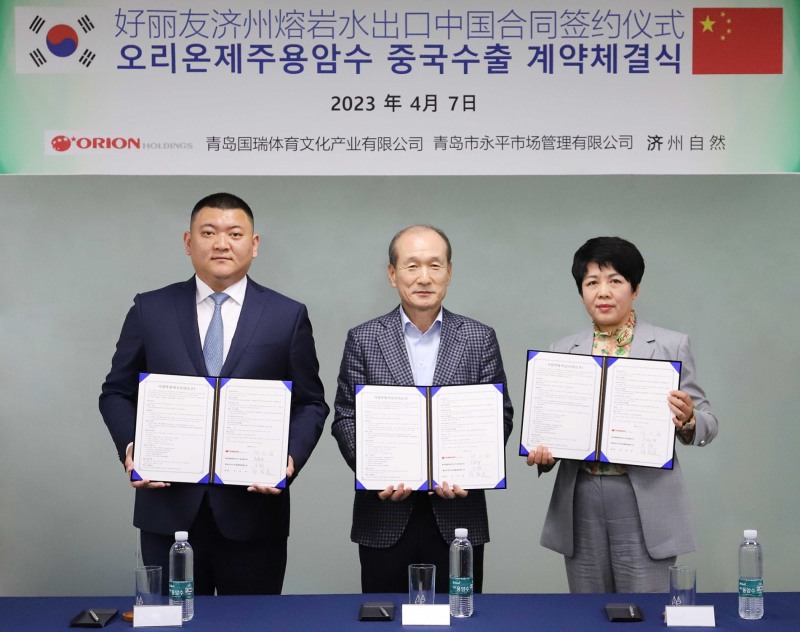 (왼쪽부터) 궁빈 청도시영평시장관리유한공사 총경리, 허인철 오리온홀딩스 대표이사, 궁서화 청도국서체육문화산업유한공사 회장이 기념사진을 촬영하고 있다./ 사진 = 오리온