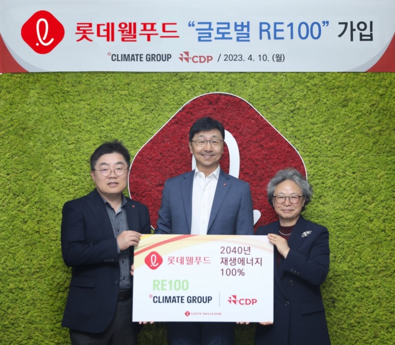 롯데웰푸드 RE100 가입 선언식에 참여한 이창엽 대표이사(사진 가운데), 박경섭 생산본부장(사진 왼쪽), 황덕남 ESG위원장(사진 오른쪽)./ 사진 = 롯데웰푸드