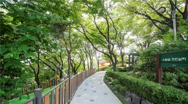 주민참여예산사업으로 재단장한 소월길 주민쉼터./사진제공=용산구