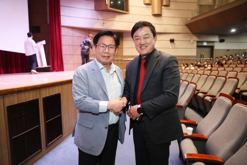 박강수 마포구청장(왼쪽)이 4차산업혁명 특강을 펼칠 최재붕 교수와 함께 강의에 기념촬영을 하는 모습./사진제공=마포구