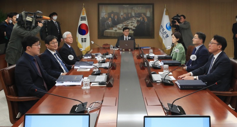 이창용 한국은행 총재가 11일 오전 서울 중구 한국은행에서 열린 금융통화위원회 본회의에서 회의를 주재하고 있다. 7인체제 금통위 모습. / 사진제공= 한국은행(2023.04.11)