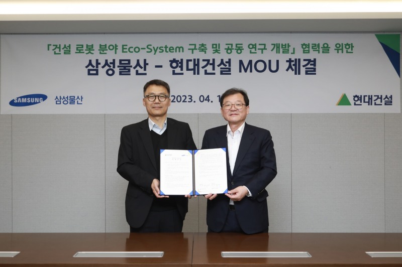 소병식 삼성물산 ENG실장(사진 좌측)과 박구용 현대건설 기술연구원장이 11일 업무협약 체결 이후 기념사진을 촬영하고 있다. / 사진제공=삼성물산 건설부문
