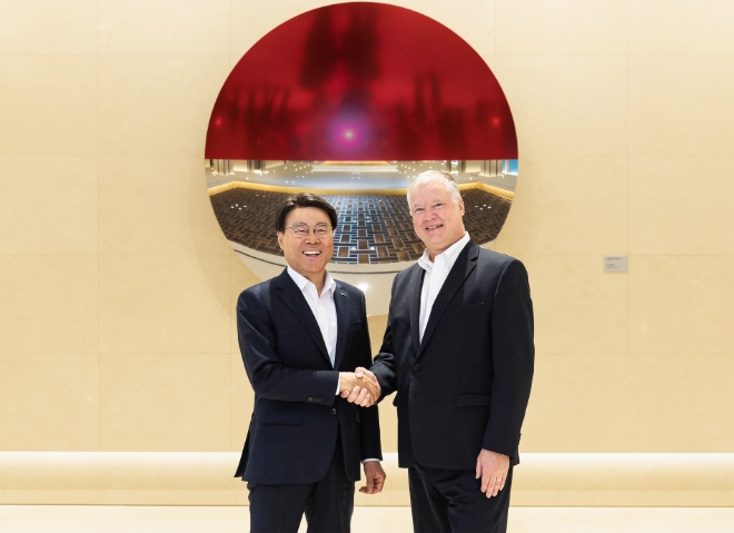 최정우 포스코그룹 회장(사진 왼쪽)은 2023년 4월 12일 스티븐 비건 전 미국 국무부 부장관(사진 오른쪽)을 초청해 세미나를 열었다. /사진제공=포스코그룹.