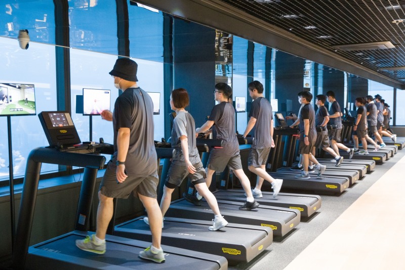 한화생명은 한강과 남산의 전경이 내려다 보이는 직원 전용 체력 단련 공간 ‘63피트니스 센터’를 지난 1월 2일 개장했다고 13일 밝혔다./사진제공=한화생명