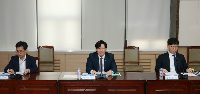 김소영 금융위원회 부위원장(사진 가운데)이 12일 정부서울청사에서 열린 은행권 경영·영업관행·제도개선 TF 5차 실무작업반 회의에서 은행권의 사회공헌 활성화 방안과 은행 점포폐쇄 내실화 방안에 대해 논의했다./사진제공=금융위원회(2023.4.13)