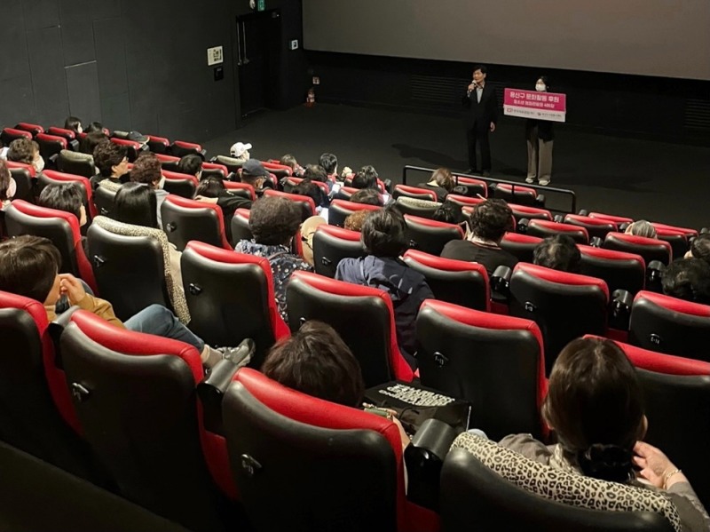 용산구자원봉사센터와 한국석유공업은 지난 13일 CGV용산아이파크몰에서 문화활동 후원행사를 개최했다./사진제공=용산구