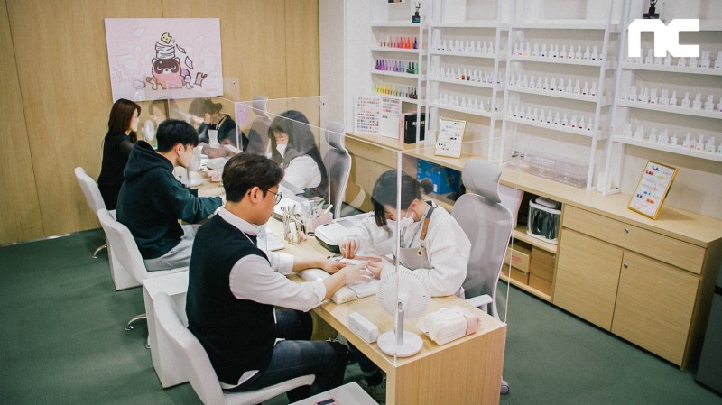 엔씨소프트가 장애인 근로자 고용과 직원 복지를 위해 신설한 '네일케어룸'의 모습. / 사진제공=엔씨소프트