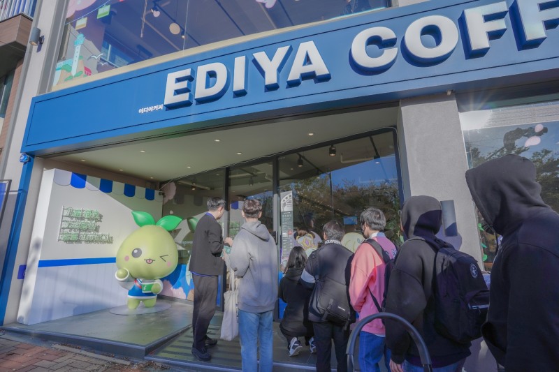 지난 3월 10일 현대백화점 디큐브시티점에서 진행된 쿵야 팝업스토어 현장에 형성된 오픈런 행렬. / 사진제공=넷마블