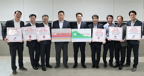 ▲ 이날 행사에는 조소행 농협상호금융대표이사, 길정섭 농협은행부행장, 여운철 농협생명부사장, 이종욱 농협충남세종본부장, 백남성 농협은행충남본부장 등 농협 임직원과 충남 당진시 관내 14개 지역농축협 조합장이 함께 했다.