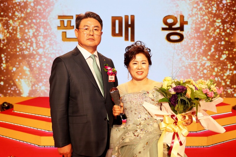 정종표 DB손해보험 대표이사 사장(왼쪽)이 최명임 PA와 기념 촬영을 하고 있다./사진제공=DB손해보험