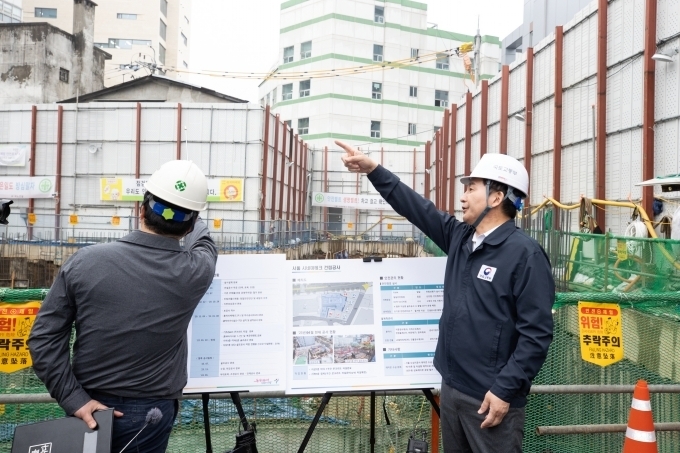 시멘트 수급불안 관련 현장점검에 나선 원희룡 국토교통부 장관(오른쪽) / 사진제공=국토교통부