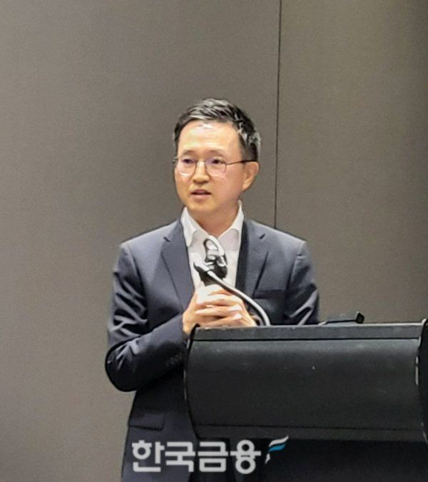 윤건수 한국벤처캐피탈협회장이 18일 오후 2시 30분 서울 여의도 글래도 호텔에서 열린 '벤처캐피탈 포럼'에서 주제 발표자로 나서 '벤처 생태계 활성을 위한 대응전략 및 정책지원 방향'에 대해 설명하고 있다. 2023.04.18. /사진=신혜주 기자