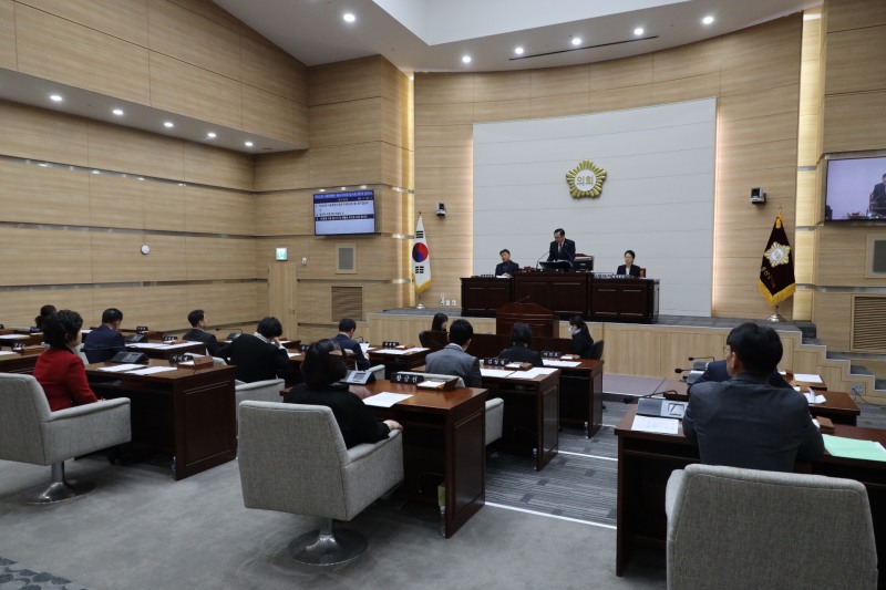 용산구의회 오천진 의장이 본회의를 주재하는 모습./사진제공=용산구의회