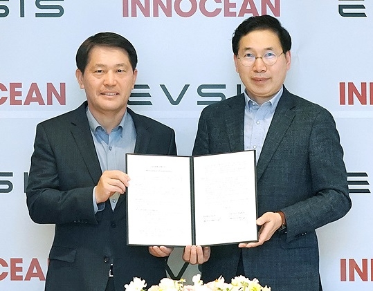 이용우 이노션 대표이사(왼쪽)과 오영식 EVSIS 대표이사. 사진제공=EVSIS.