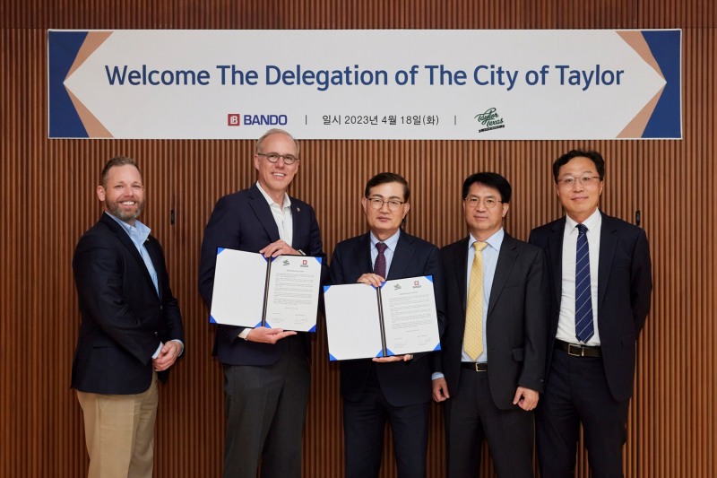 반도건설 김용철 사장(사진 가운데)과 미국 테일러시 브랜드 라이델(사진 왼쪽 두번째) 시장이 테일러시 개발사업 협력을 위한 MOI를 체결하고 기념사진을 촬영하고 있다. / 사진제공=반도건설