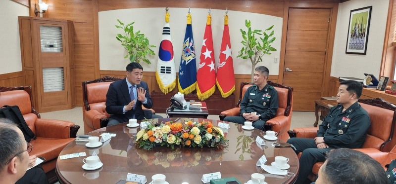 박환희 서울시의회 운영위원장이 권영호 육사 학교장을 비롯한 관계자들과 소통하는 모습./사진제공=서울시의회