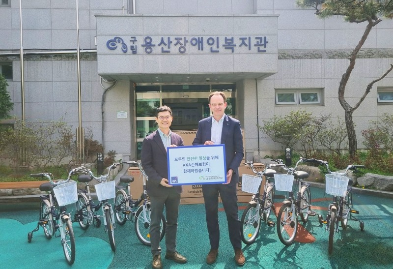 기욤 미라보 AXA손해보험 대표이사(오른쪽)가 권기용 구립용산장애인복지관 관장과 기념촬영을 하고 있다./사진제공=AXA손해보험