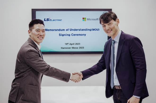 LS일렉트릭과 MS는 19일(현지시간) 독일 하노버 산업박람회 MS 전시관에서 ‘스마트팩토리, 에너지 기반 신사업 공동 개발 및 기술 검증’을 위한 MOU(양해각서)를 체결했다. /사진제공=LS일렉트릭.