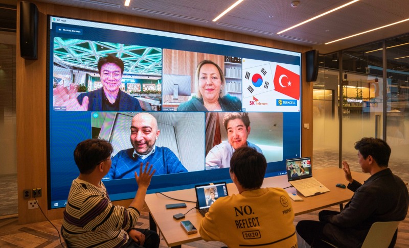 SKT와 투르크셀 담당자들이 통신 장비 지원을 논의하고 있다. 사진 제공=SK텔레콤