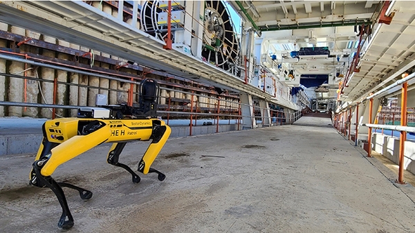 3= 현대건설의 인공지능 안전 로봇 ‘스팟’이 터널 공사현장에 투입돼 TBM 장비를 모니터링하고 있다./사진제공=현대건설