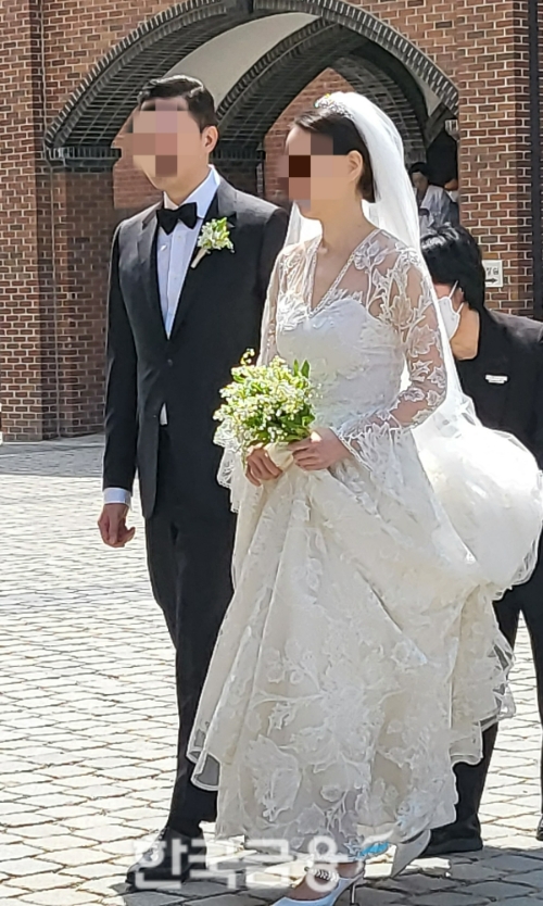 21일 오후 1시 서울 중구 명동성당에서 정태영 현대카드 부회장의 장녀 정유미 씨가 일반인 사업가와 결혼식을 올렸다. 정유미 씨(오른쪽)와 신랑. 2023.04.21. /사진=신혜주 기자