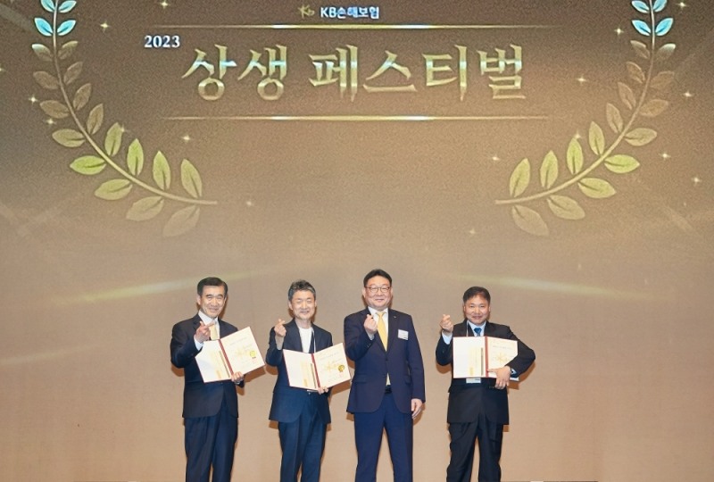 (왼쪽부터)이진용 르노코리아자동차 대치정비센터 대표, 김진호 글로벌모터스 정비센터 대표, 이공재 KB손해사정 대표이사, 서병인 KB매직카 부산 구서점 대표가 기념촬영을 하고 있다./사진제공=KB손해보험