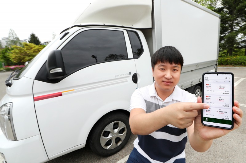 차주가 브로캐리 스마트폰으로 '브로캐리 2.0'을 이용하고 있다. 사진 제공=KT