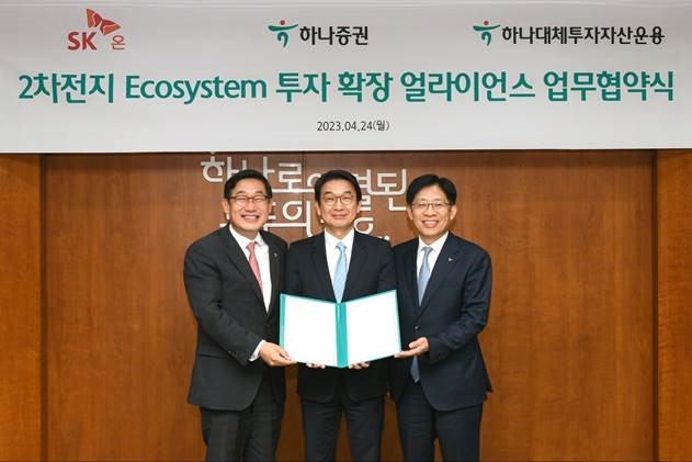 (왼쪽부터)이후승 하나대체투자자산운용 대표이사, 최영찬 SK온 경영지원총괄 사장, 강성묵 하나증권 대표이사. 사진제공=SK온.